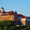 Прикордонник створив патріотичні стінописи у Мукачівському замку (Відео)