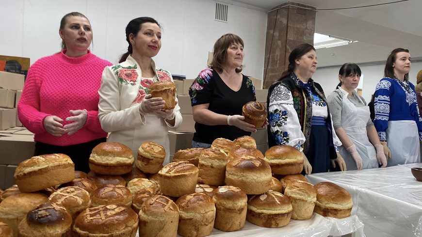 Найбільший тризуб із 1000 пасок: у Львові встановили рекорд України ...